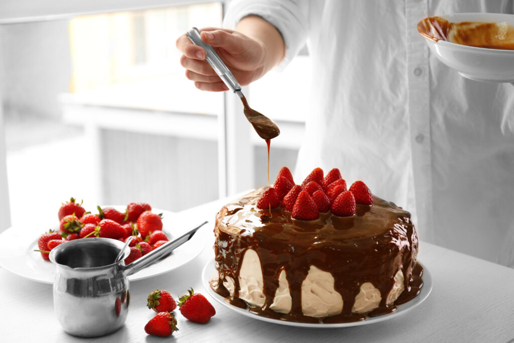 Female,Chef,Making,Caramel,Cake,With,Strawberries